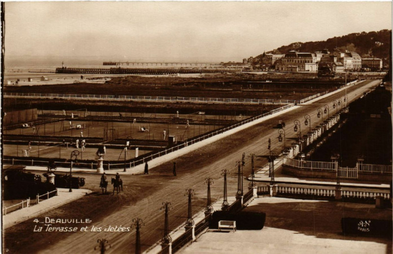 Carte postale ancienne Deauville - La Terrasse et les Jetées à Deauville