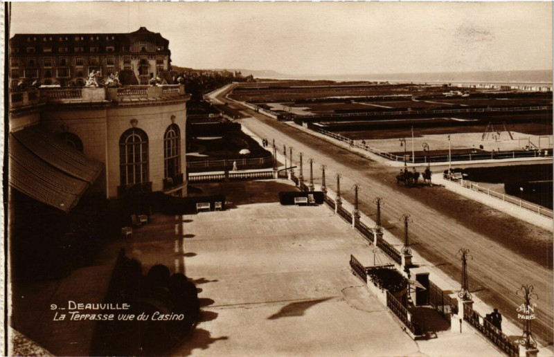 Carte postale ancienne Deauville - La Terrasse vue du Casino à Deauville