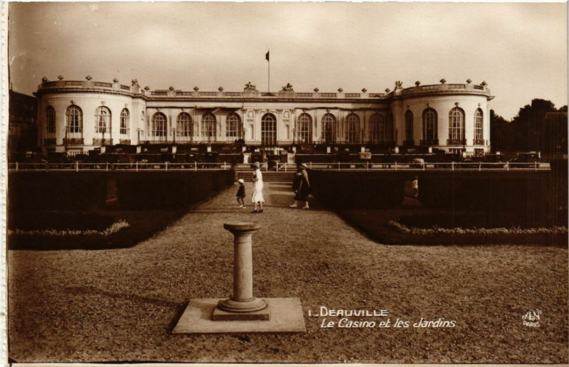 Carte postale ancienne Deauville - Le Casino et les Jardins à Deauville