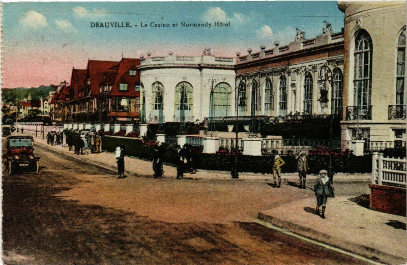 Carte postale ancienne Deauville - Le Casino et Normandy-Hotel à Deauville