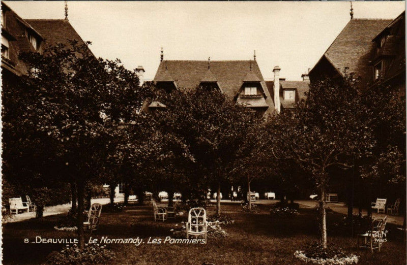Carte postale ancienne Deauville - Le Normandy. Les Pommiers à Deauville