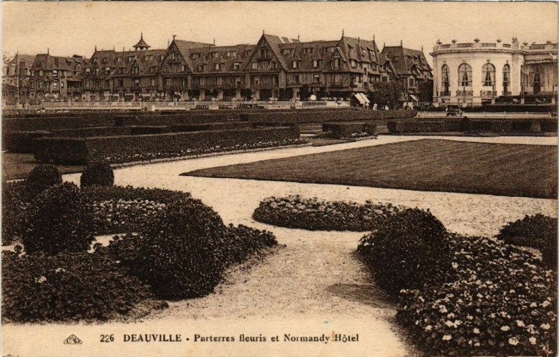 Carte postale ancienne Deauville - Parterres fleuris et Normandy Hotel à Deauville