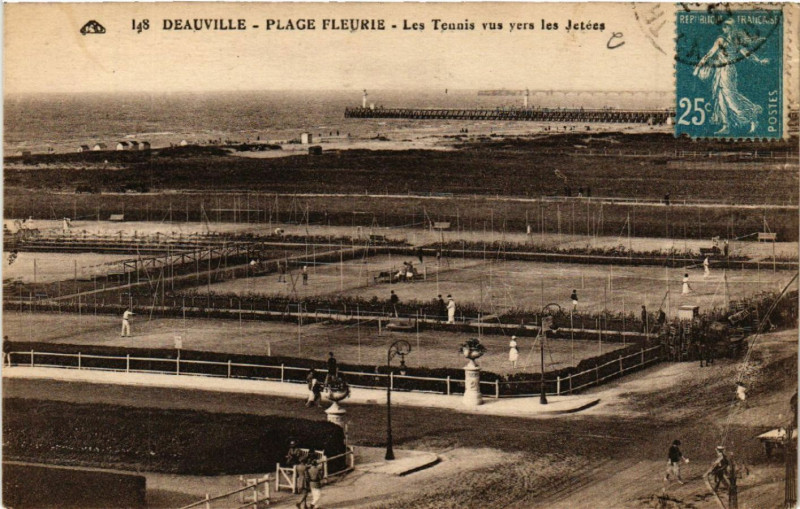 Carte postale ancienne Deauville - Plage Fleurie - Les Tennis vue vers les Jetée à Deauville