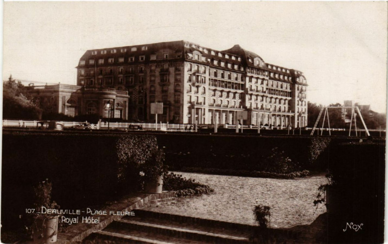 Carte postale ancienne Deauville - Plage Fleurie - Royal Hotel à Deauville