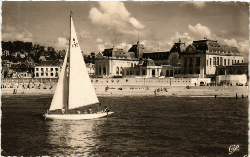 Carte postale ancienne Deauville - Plage Fleurie - Voiliers en Mer et le Casino de à Deauville