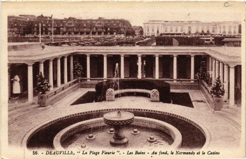 Carte postale ancienne Deauville - La Plage Fleurie - Les Bains - Au fond le Normandy à Deauville