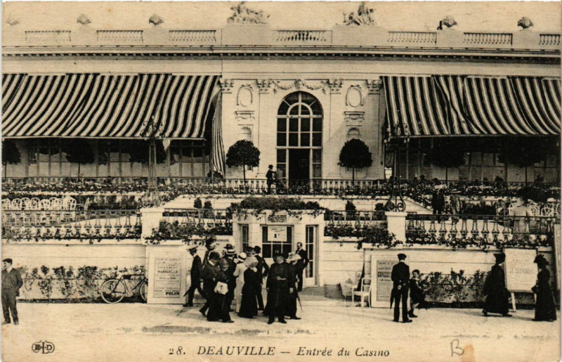 Carte postale ancienne Deauville - Entrée du Casino à Deauville