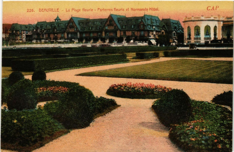 Carte postale ancienne Deauville - La Plage Fleurie - Parterres fleuris et Normandy Hotel à Deauville