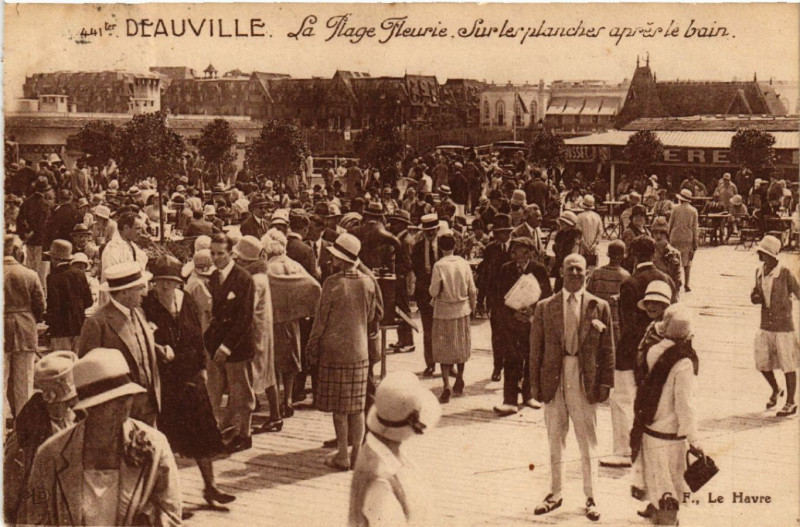 Carte postale ancienne Deauville - La Plage Fleurie.Sur les planches aprés le bain à Deauville