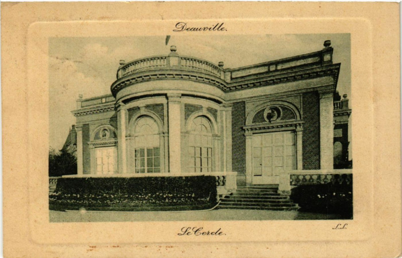 Carte postale ancienne Deauville - Le Cercle à Deauville