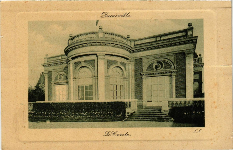 Carte postale ancienne Deauville - Le Cercle à Deauville