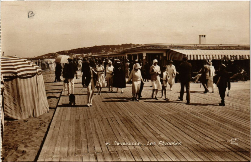 Carte postale ancienne Deauville - Le Planches à Deauville
