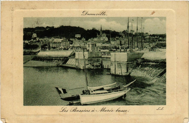 Carte postale ancienne Deauville - Les Bassins a Marée basse à Deauville
