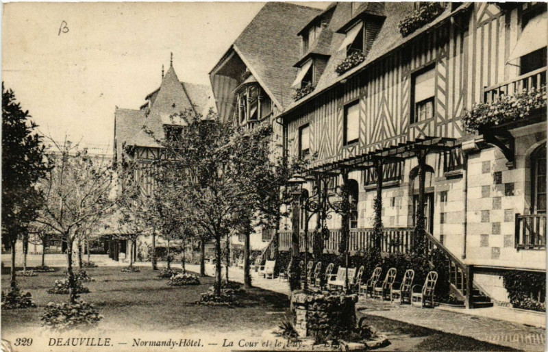 Carte postale ancienne Deauville - Normandy Hotel - La Cour et le Pay à Deauville