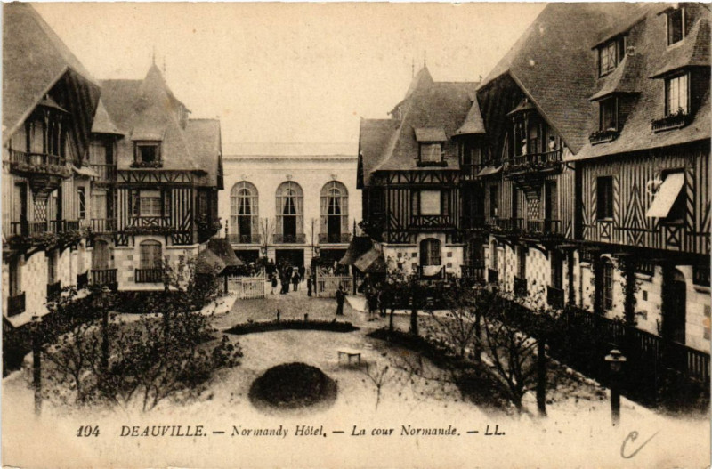 Carte postale ancienne Deauville - Normandy Hotel - La cour Normande à Deauville