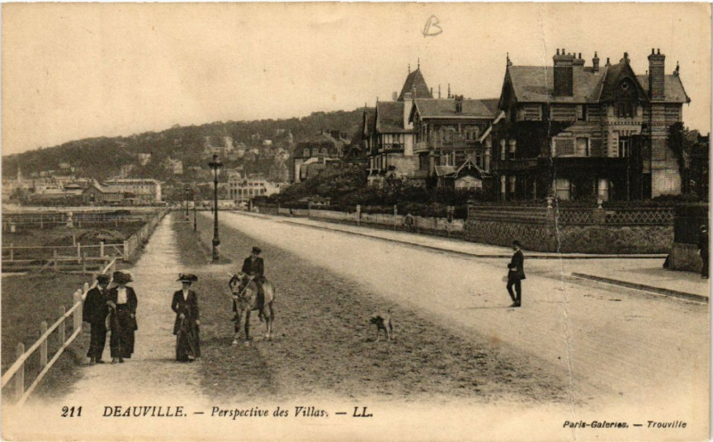 Carte postale ancienne Deauville - Perspective des Villas à Deauville