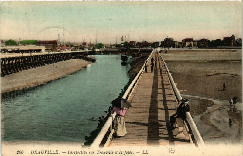 Carte postale ancienne Deauville - Perspective sur Trouville et la Jetée à Deauville