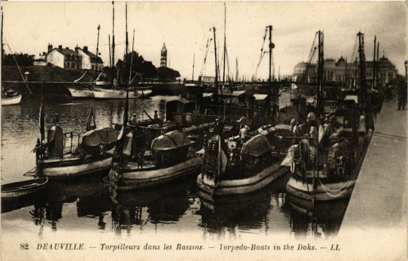 Carte postale ancienne Deauville - Torpilleurs dans les Bassins - Torpedo-Boats in the à Deauville
