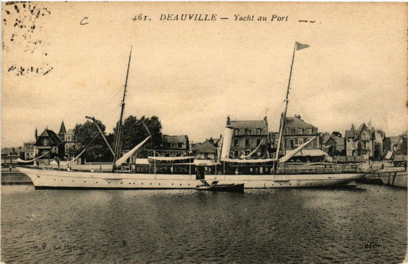 Carte postale ancienne Deauville - Yacht au Port à Deauville