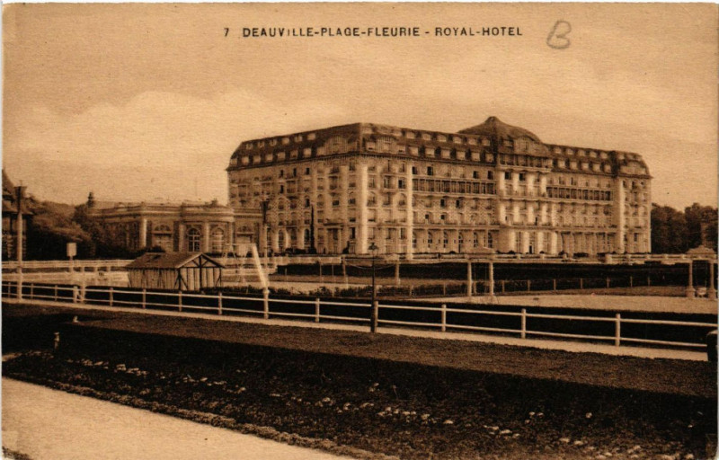 Carte postale ancienne Deauville - Plage - Fleurie - Royal-Hotel à Deauville
