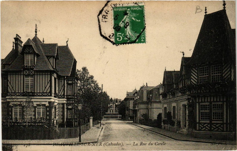 Carte postale ancienne Deauville - sur-Mer - La Rue du Cercle à Deauville
