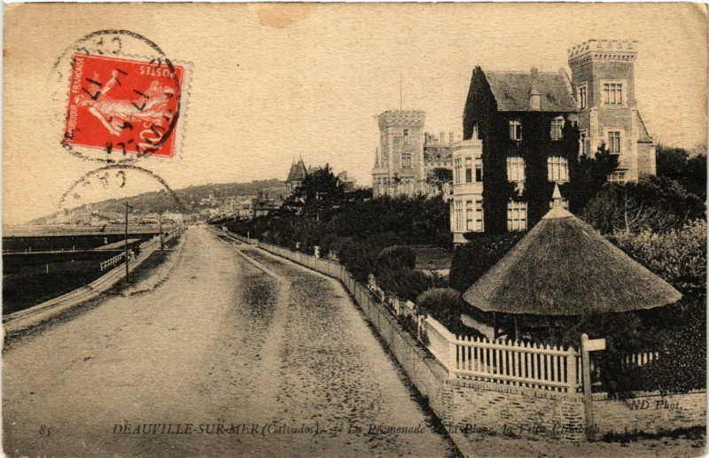 Carte postale ancienne Deauville - sur-Mer - Le Promenade de la Plage à Deauville