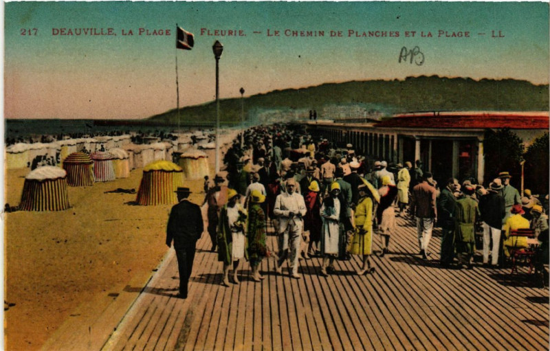 Carte postale ancienne Deauville La Plage Fleurie - Le Chemin de Planches et la Plage à Deauville