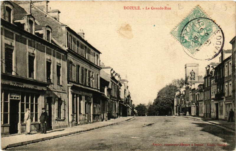 Carte postale ancienne Dozule - La Grande-Rue à Dozulé