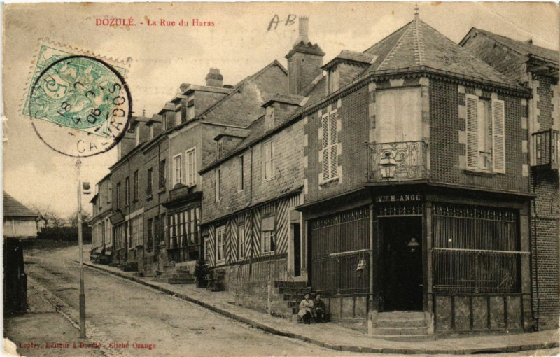 Carte postale ancienne Dozule - La Rue du Haras à Dozulé