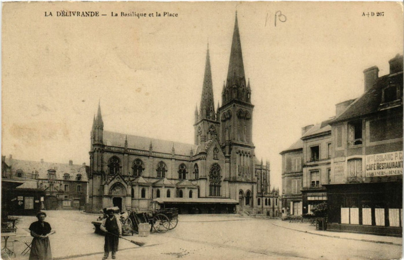 Carte postale ancienne Délivrande - La Basilique et la Place