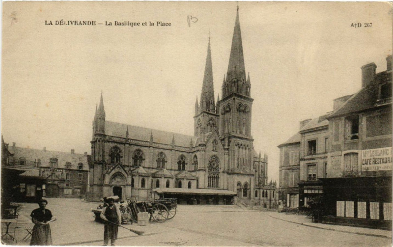 Carte postale ancienne La Delivrande - La Basilique et la Place