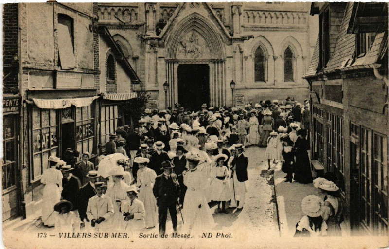 Carte postale ancienne Villers-sur-Mer - Sortie de Messe à Villers-sur-Mer