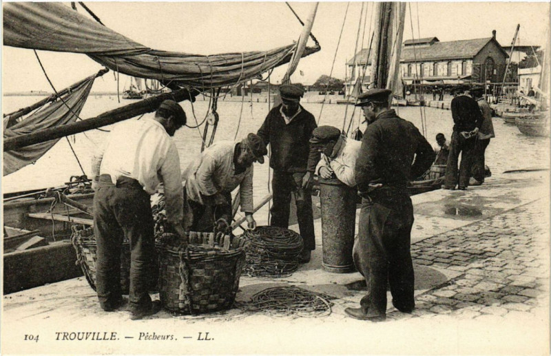Carte postale ancienne Trouville - Pecheurs