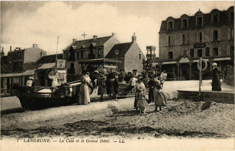 Carte postale ancienne Langrune - La Cale et le Grand Hotel