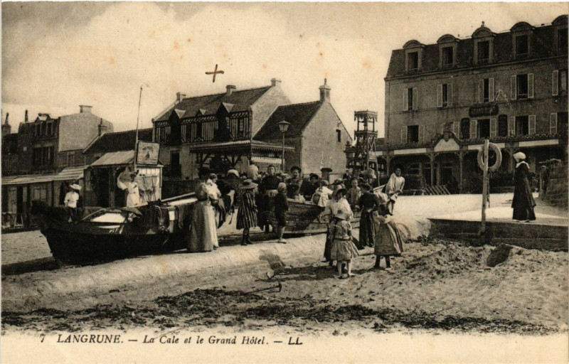 Carte postale ancienne Langrune - La Cale et le Grand Hotel