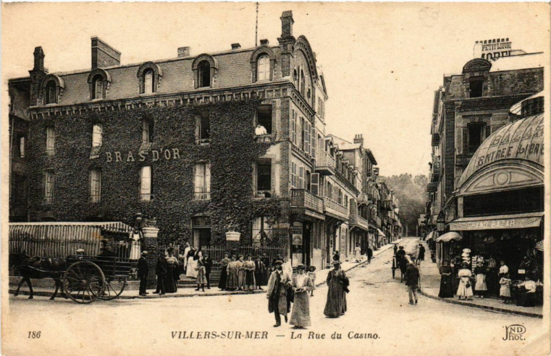 Carte postale ancienne Villers-sur-Mer - La Rue du Casino à Villers-sur-Mer