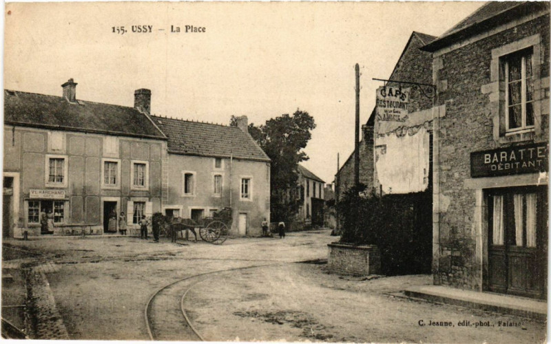 Carte postale ancienne Ussy - La Place à Ussy