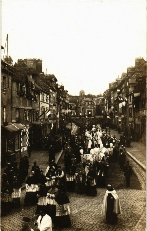Carte postale ancienne Exhumation de Soeur Therese