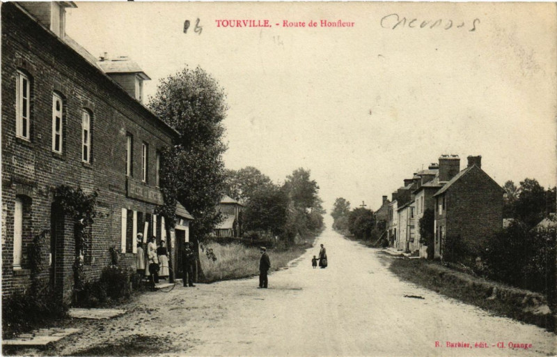 Carte postale ancienne Trouville - Route de Honfleur à Honfleur