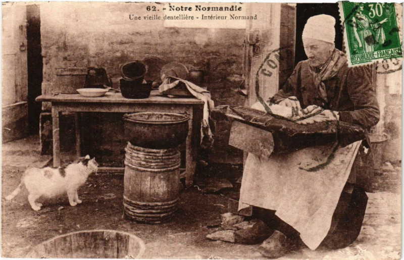 Carte postale ancienne Une vieille dentelliere