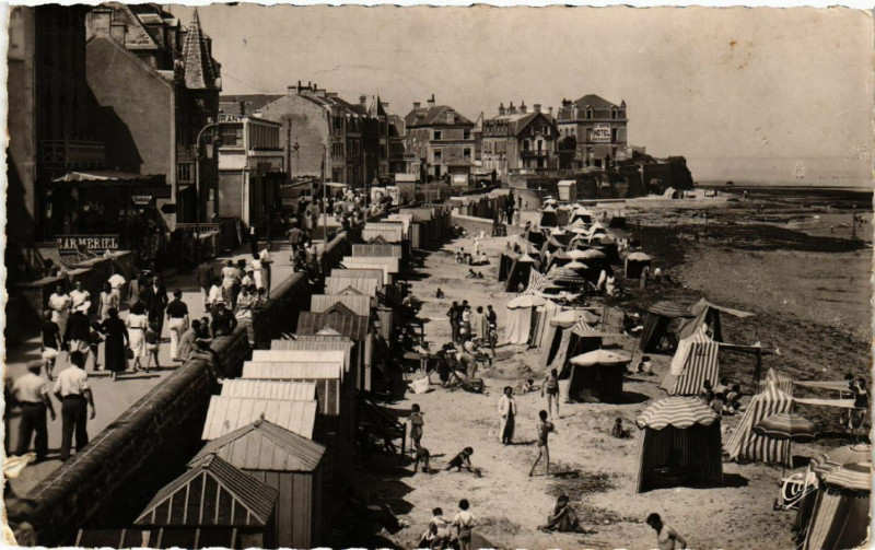 Carte postale ancienne Saint-Aubin-sur-Mer - La Digue et la Plage à Saint-Aubin-sur-Mer