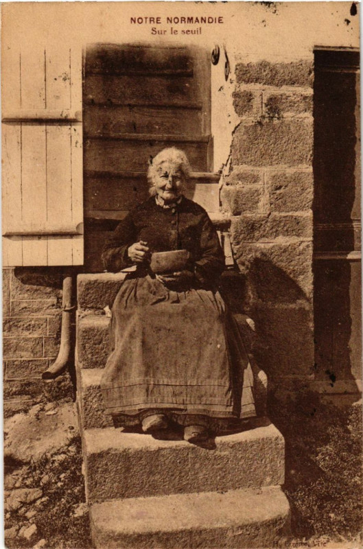 Carte postale ancienne Notre Normandie - Sur le seuil