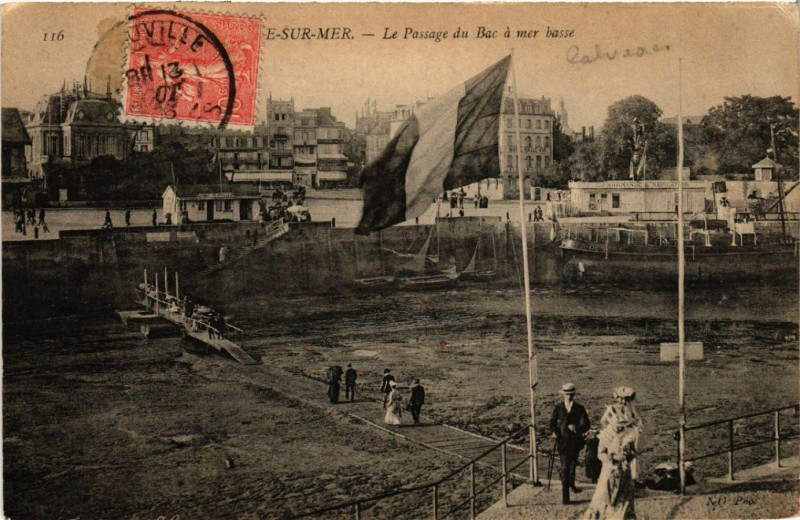 Carte postale ancienne Le Passage du Bac a mer basse
