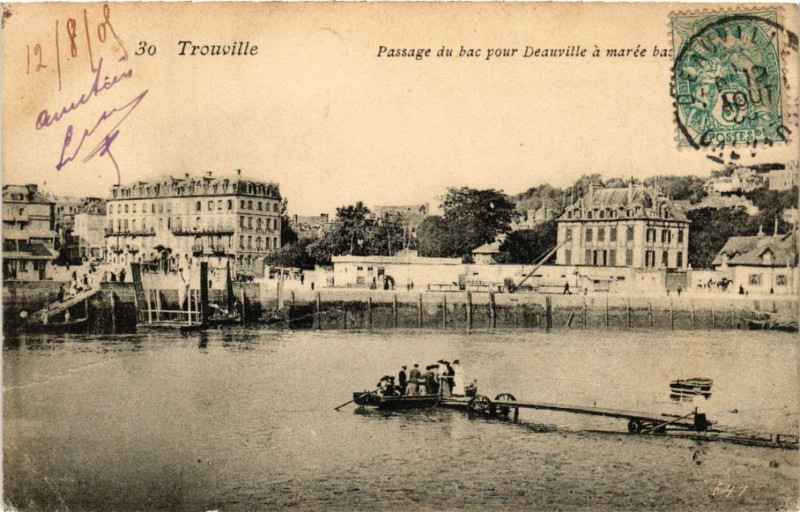 Carte postale ancienne Trouville - Passage du bac pour Deauville à Deauville