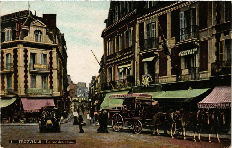 Carte postale ancienne Trouville - La rue des bains