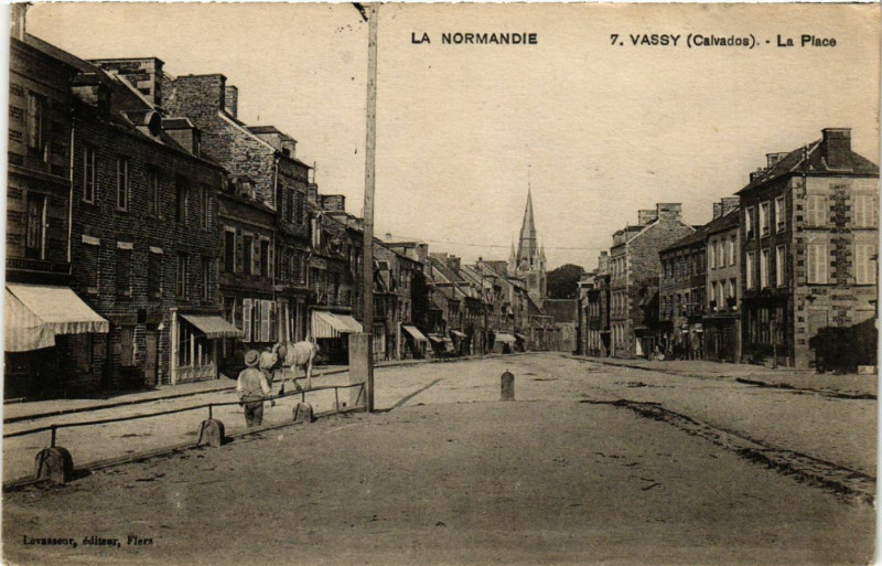 Carte postale ancienne Vassy - La place