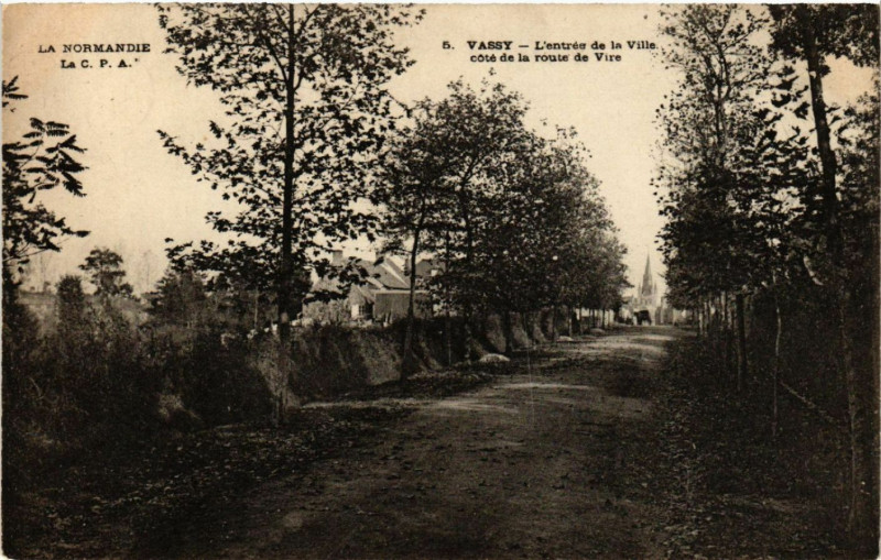 Carte postale ancienne Vassy - L'Entrée de la ville