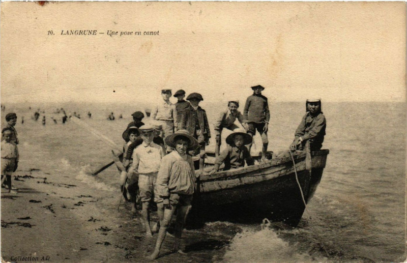 Carte postale ancienne Langrune - Une pose en canot