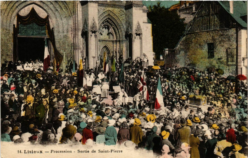 Carte postale ancienne Lisieux - Procession à Lisieux