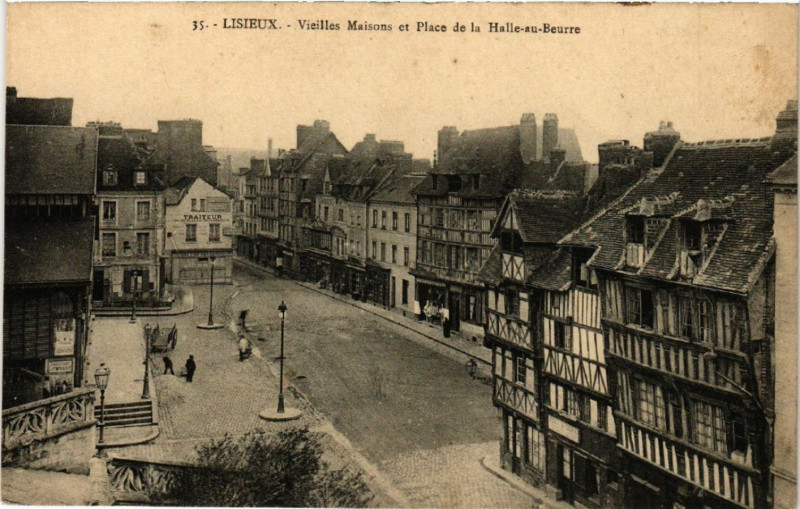 Carte postale ancienne Lisieux - Vieilles Maisons et Place de la Halle au Beurre à Lisieux